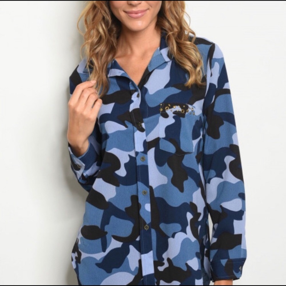 Women’s NWT Blue. Long Sleeve Camouflage Top